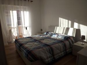 een slaapkamer met een bed in een kamer met ramen bij BERLINGUER in Villa Rosa