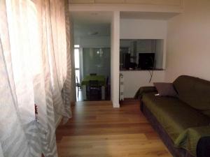 ein Wohnzimmer mit einem Sofa und einem Tisch in der Unterkunft BERLINGUER in Villa Rosa