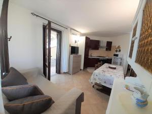Nuova Valmar "Bilo 52" vista mare في كوستا ري: غرفة معيشة مع أريكة ومطبخ