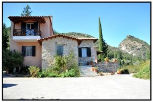 ミストラにあるAesthetic Delight - Stone Villa in Mystrasの山の上にバルコニー付きの小さな石造りの家