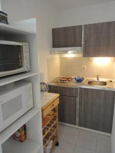 Kuchyňa alebo kuchynka v ubytovaní TERRASSES DE ROCHELONGUE T2 piscine Cap d Agde