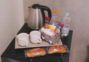 una mesa con una bandeja de comida y una barra de pan en Oasi dei Geni en Foggia