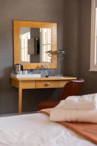 y baño con lavabo y espejo. en The Warwick Arms Hotel en Warwick