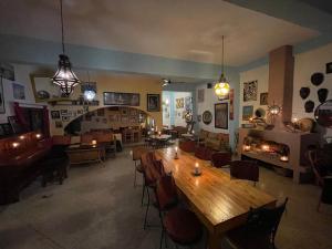 een kamer met een tafel en stoelen en een open haard bij Auberge Chez Hassan in Imsouane