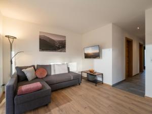 ホップフガルテン・イム・ブリクセンタールにあるBerg Apartment Barbaraのソファとテーブルのあるリビングルーム