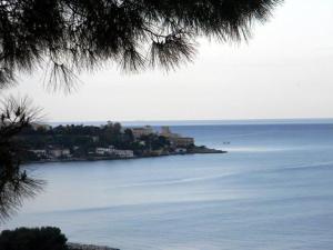 eine Insel inmitten eines großen Wasserkörpers in der Unterkunft Blue Island Villa Caterina in Casteldaccia