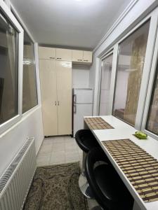 um quarto com uma mesa e duas cadeiras pretas em R&C Relax Apartment 306 em Roşu