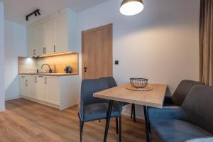 Kuchyňa alebo kuchynka v ubytovaní Apartamenty na Uroczysku