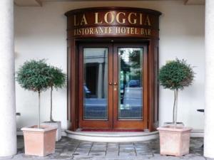 Facaden eller indgangen til Hotel La Loggia
