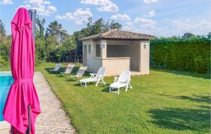 un grupo de sillas sentadas en el césped junto a una piscina en 3 Bedroom Cozy Home In Caumont-sur-durance, en Caumont-sur-Durance