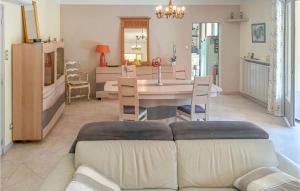 sala de estar con sofá y mesa en 3 Bedroom Cozy Home In Caumont-sur-durance, en Caumont-sur-Durance