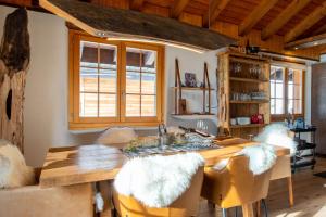 una sala da pranzo con tavolo e sedie in legno di Chalet Bijou a Blitzingen