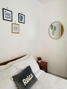 um quarto com uma cama com uma almofada em Lynne’s Cozy studio em Nairobi