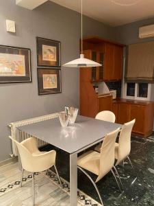 una sala da pranzo con tavolo e sedie di Elegante apartamento centrale a Tríkala