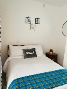 ein Bett in einem Schlafzimmer mit drei Platten an der Wand in der Unterkunft Lynne’s Cozy studio in Nairobi