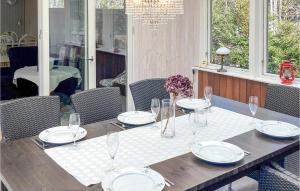 מסעדה או מקום אחר לאכול בו ב-Stunning Home In Lidkping With House Sea View