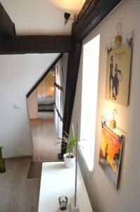 einen Flur eines Hauses mit einer Treppe und einem Gemälde in der Unterkunft Bretzel & Raisin - Hypercentre de Colmar in Colmar