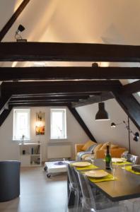 ein Wohnzimmer mit einem Tisch und einem Sofa in der Unterkunft Bretzel & Raisin - Hypercentre de Colmar in Colmar