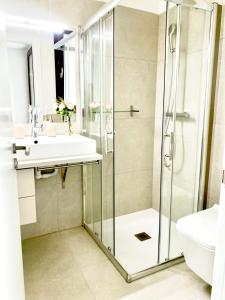 W łazience znajduje się prysznic i umywalka. w obiekcie Hotel Apartment with 2-en suite Bedrooms w Palma de Mallorca