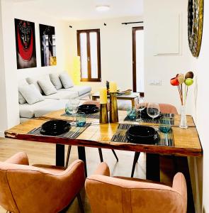 ein Wohnzimmer mit einem Holztisch und Stühlen in der Unterkunft Hotel Apartment with 2-en suite Bedrooms in Palma de Mallorca