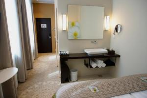 bagno con lavandino e specchio di Lydia Hotel a Tartu