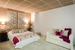 a bedroom with two beds and a couch at Luces de Catedral in Alicante