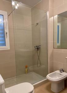 uma casa de banho com um chuveiro, um WC e um lavatório. em Fantástico apartamento con increíble vistas em Punta Grossa