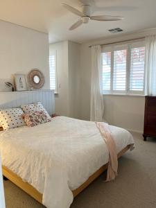 1 dormitorio con 1 cama y ventilador de techo en Entire stylish and bright inner city home, en Perth