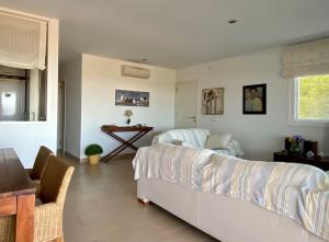 a living room with a couch and a table at Fantástico apartamento con increíble vistas in Punta Grossa