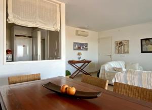 蓬塔格羅薩的住宿－Fantástico apartamento con increíble vistas，一间带桌子的客厅和一间卧室