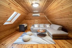 Posezení v ubytování Chalet Markoci With Hot Tub - Happy Rentals