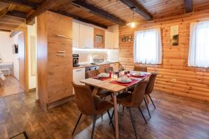 Kuchyň nebo kuchyňský kout v ubytování Chalet Markoci With Hot Tub - Happy Rentals