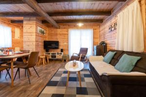 Televízia a/alebo spoločenská miestnosť v ubytovaní Chalet Markoci With Hot Tub - Happy Rentals