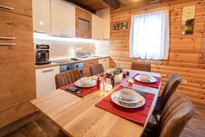 Kuchyň nebo kuchyňský kout v ubytování Chalet Markoci With Hot Tub - Happy Rentals