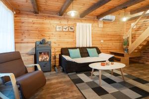 Posezení v ubytování Chalet Markoci With Hot Tub - Happy Rentals