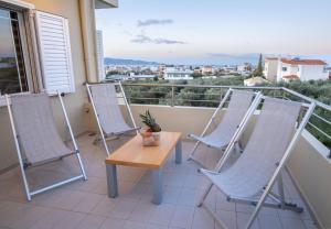 balkon z krzesłami i stołem oraz widokiem w obiekcie Villa Cool with Private Pool, Mountain & Sea View w mieście Ayía Marína