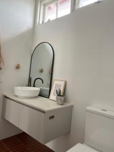 baño con lavabo y espejo en la encimera en Entire stylish and bright inner city home, en Perth