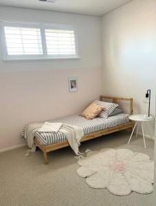 1 cama en una habitación con alfombra en Entire stylish and bright inner city home, en Perth