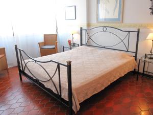 ein Schlafzimmer mit einem großen Bett mit schwarzem Rahmen in der Unterkunft Appartamento Pineta Marina in Grado
