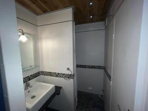 biała łazienka z umywalką i lustrem w obiekcie FREJUS LAGON BLEU w Fréjus +24 zdjęcia