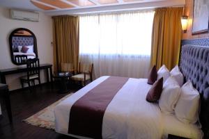 Een bed of bedden in een kamer bij Washington Hotel