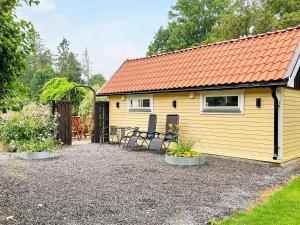 ein gelbes winziges Haus mit orangefarbenem Dach in der Unterkunft Holiday home FÄRLÖV in Färlöv