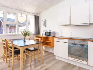 - une cuisine avec une table et des chaises dans la chambre dans l'établissement Holiday home Gjern IV, à Gjern