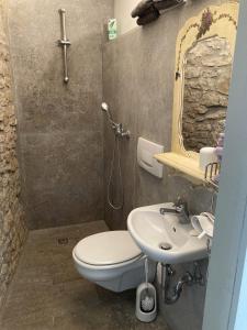 a bathroom with a toilet and a sink and a mirror at Ferienwohnungen auf der Stadtmauer 