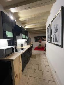 a kitchen with a sink and a microwave at PopCorn&Netflix in Bourges