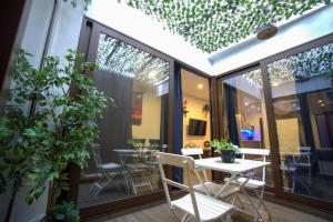 A television and/or entertainment centre at RentalSevilla Looks Pretty and modern