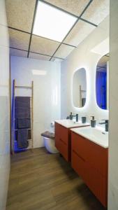 A bathroom at RentalSevilla Looks Pretty and modern Még 22 kép