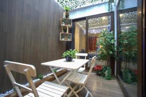 A garden outside RentalSevilla Looks Pretty and modern