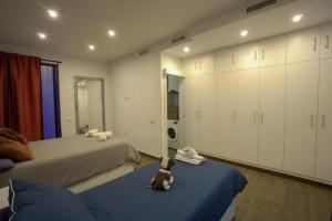 A television and/or entertainment centre at RentalSevilla Looks Pretty and modern