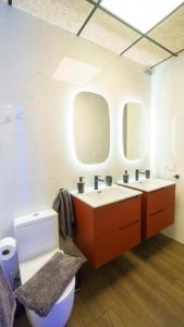 A bathroom at RentalSevilla Looks Pretty and modern